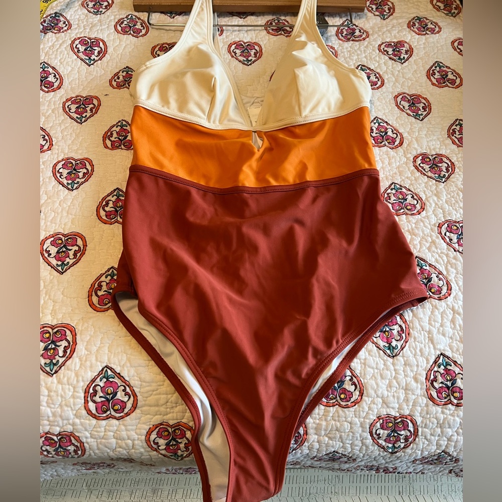 Cupshe one piece swimsuit size medium.